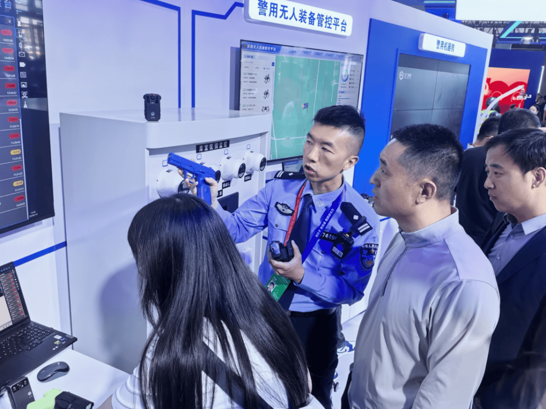 出圈！成都武侯公安自主研发“智能枪套”在警博会现场引围观