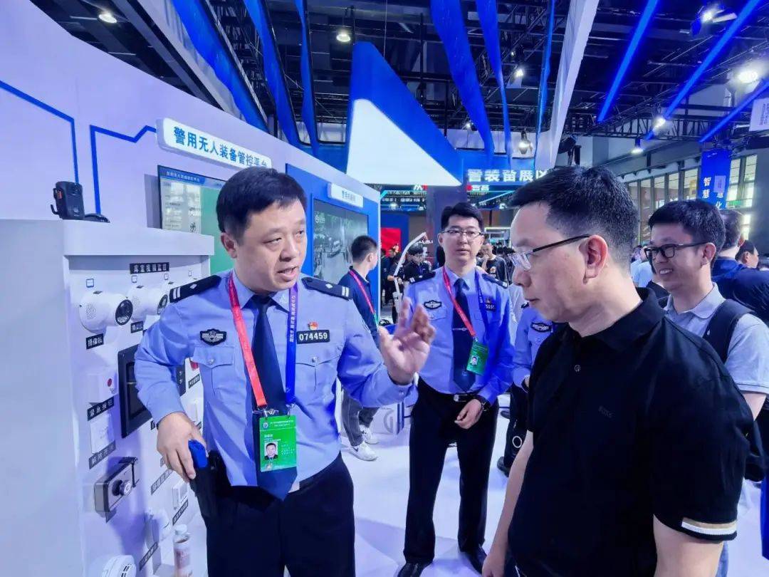 出圈！成都武侯公安自主研发“智能枪套”在警博会现场引围观