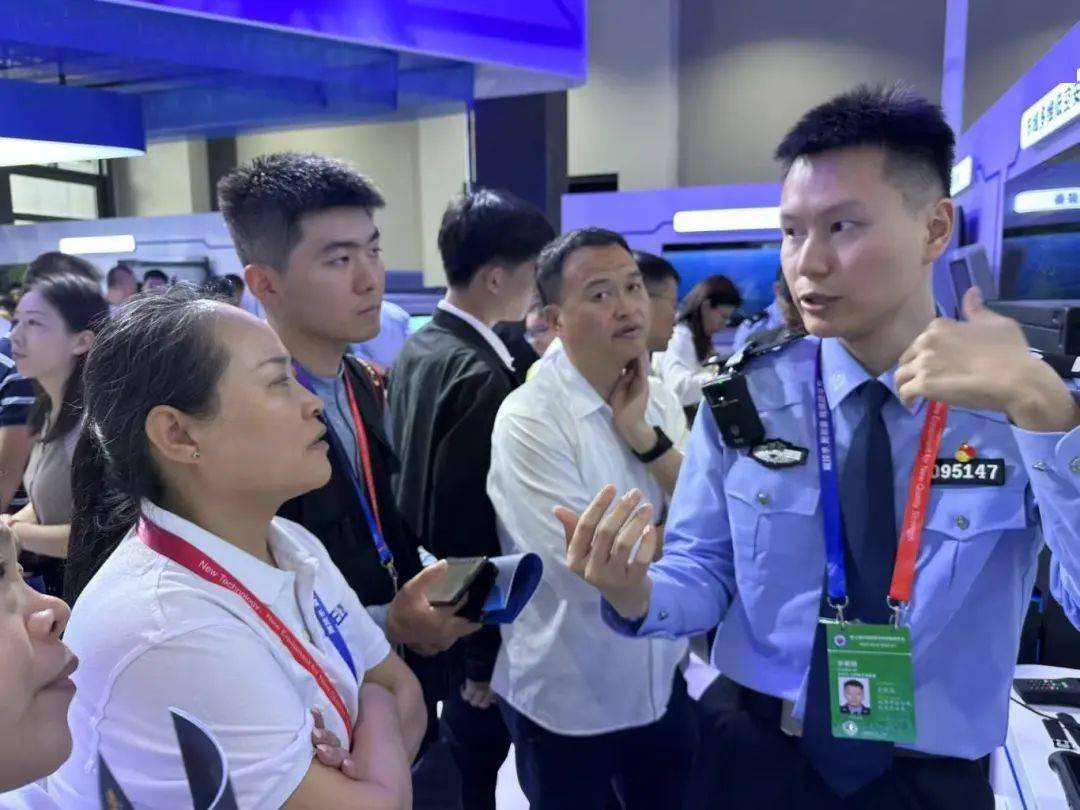 出圈！成都武侯公安自主研发“智能枪套”在警博会现场引围观