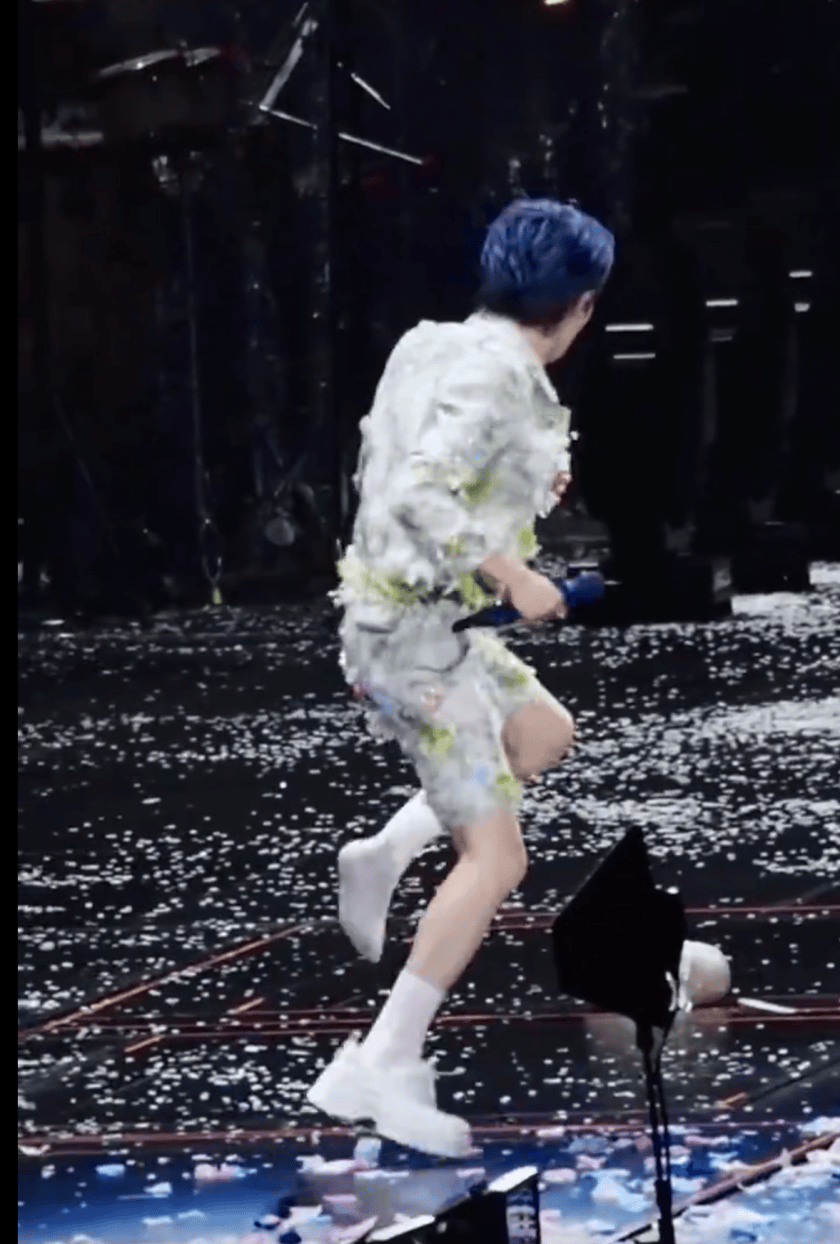 周深演唱会舞台上奔跑把鞋子跑飞,内增高鞋垫也甩出来了!网友:“打败周深的不是天真是无鞋”