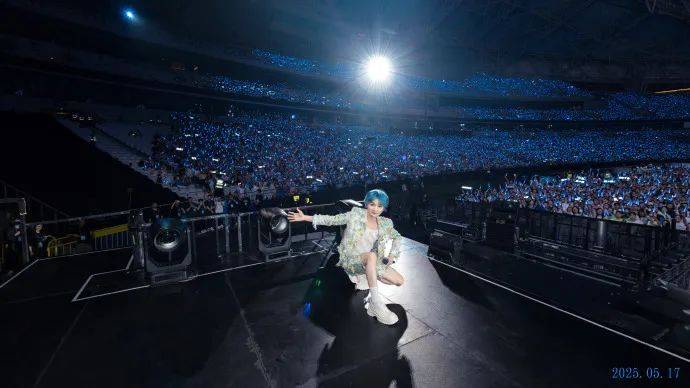 周深演唱会舞台上奔跑把鞋子跑飞,内增高鞋垫也甩出来了!网友:“打败周深的不是天真是无鞋”