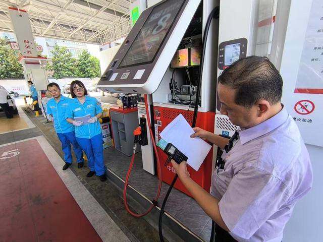 汽车加完油,留在加油枪和油管里的油计费吗?