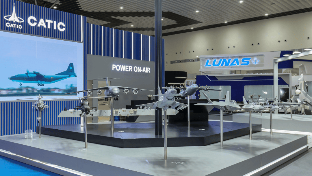 歼-10CE亮相，20多个军政代表团密集到访展台