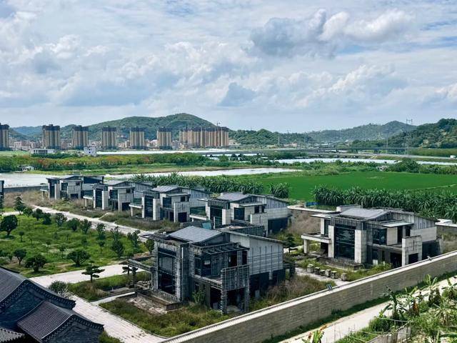 潮汕天价违建曾被政府贴封条，建设方拆门进入施工