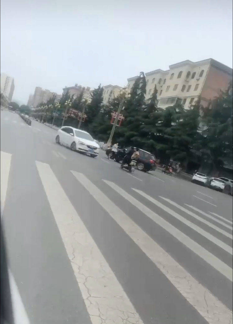 宝鸡一社区书记闹市飞车追撞女子，两路人遭殃送医，警方已介入