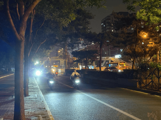 电动自行车前灯让人“不能直视”，你被“远光刺客”晃过没？