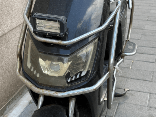 电动自行车前灯让人“不能直视”，你被“远光刺客”晃过没？