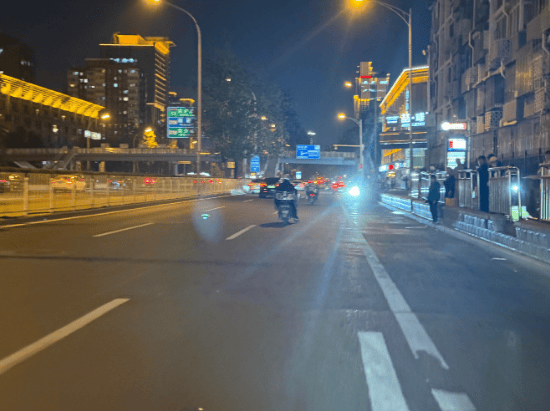 电动自行车前灯让人“不能直视”，你被“远光刺客”晃过没？