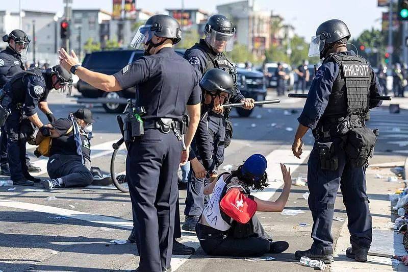 加州州长：过来抓我啊；特朗普：抓他，这很棒！