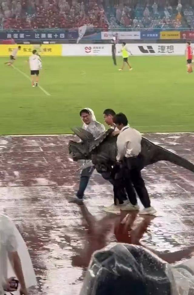 常州输球“小恐龙”被气晕抬走？恐龙园回应：系机械恐龙表演时故障