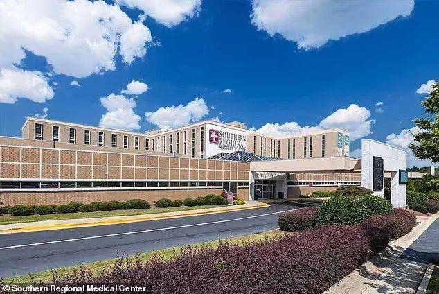 医院生娃，孩子头直接被医生拔掉了？父母请专家尸检，结果专家直接把图发网上了？！