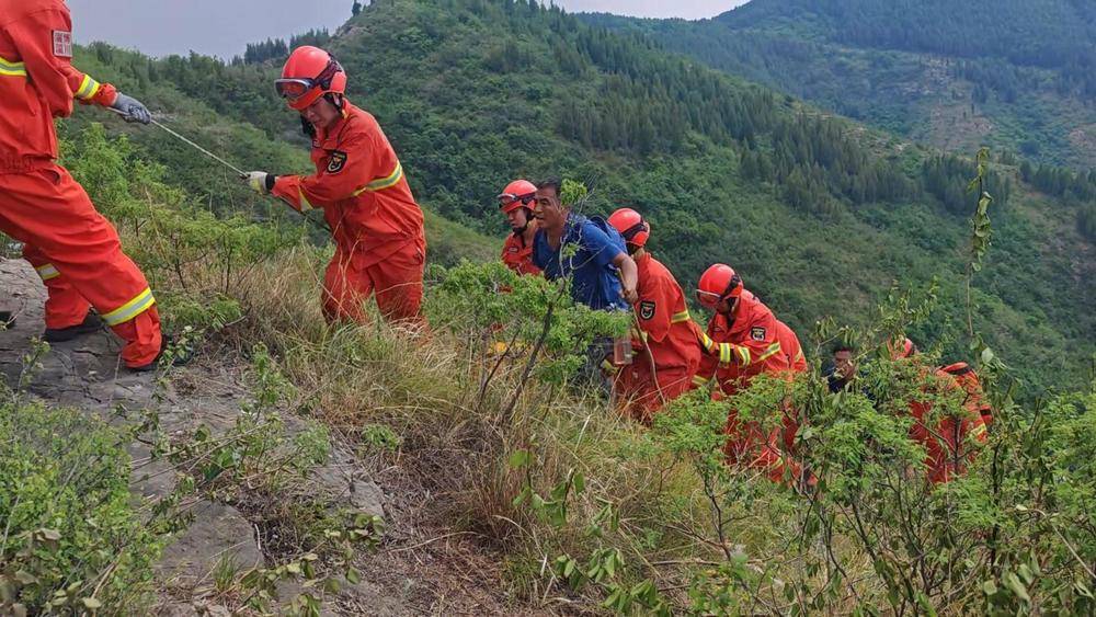 一人因登山摔伤腰部被困山底，淄博消防紧急救援