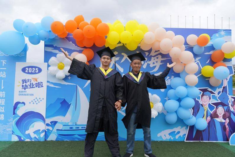 男生骗70岁父亲参加毕业典礼：父亲从未出过远门，为让父亲安心游玩隐瞒实际开销