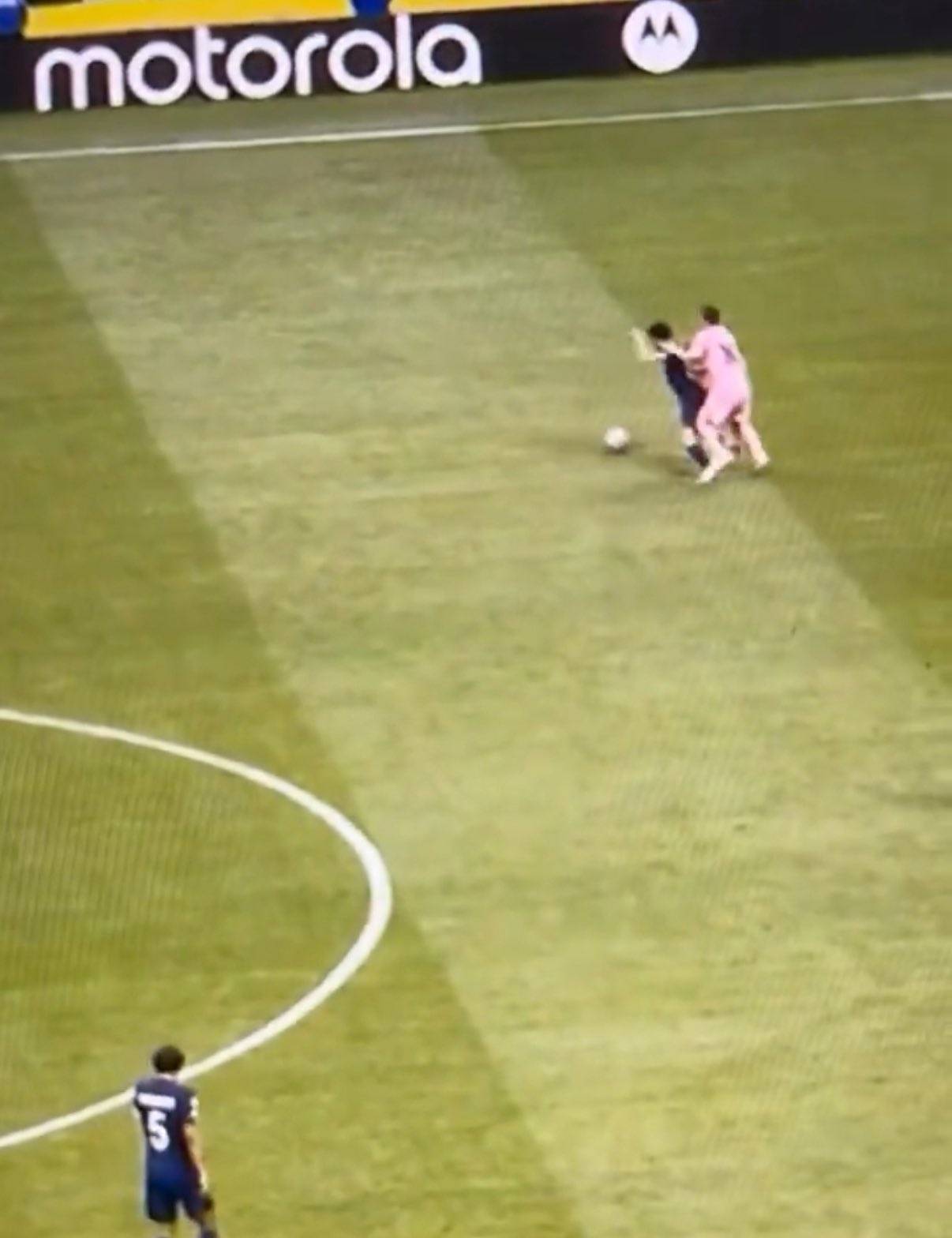 巴黎媒体人热议梅西挥臂动作：梅西恨透了维蒂尼亚，他疯了！