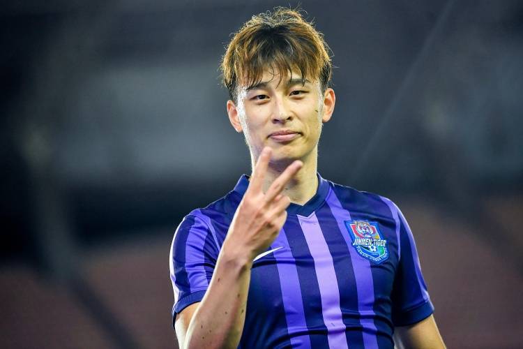 津媒：国足分组对抗巴顿出任右边后卫，他将和高准翼竞争主力