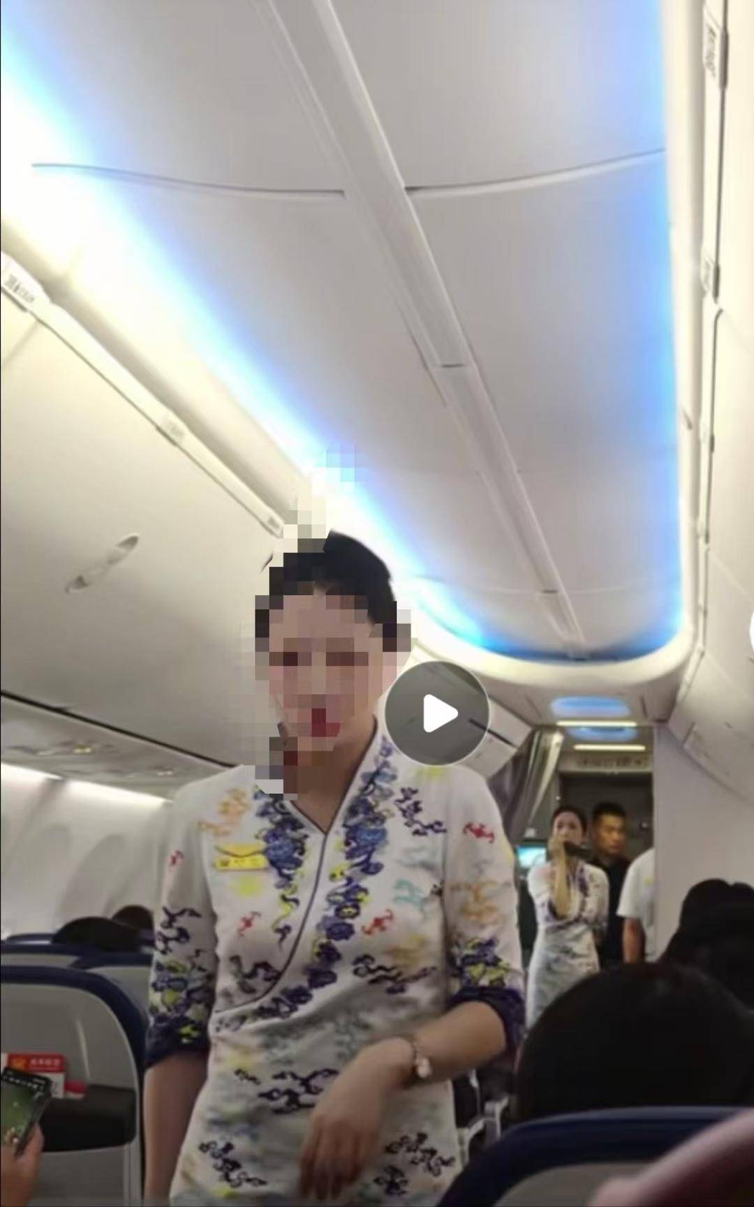 贵阳飞兰州一航班关舱门时发现两人上错飞机 同机乘客：两航班登机口相邻