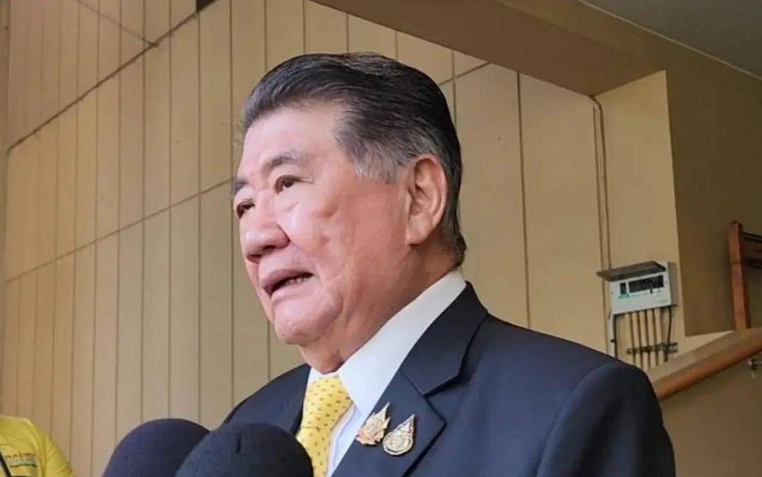 千钧一发之际，佩通坦援手赶到，代理总理连换2人