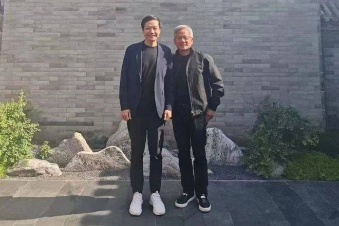 英伟达 CEO 黄仁勋回应大热天穿皮夹克:西装没来得及干洗