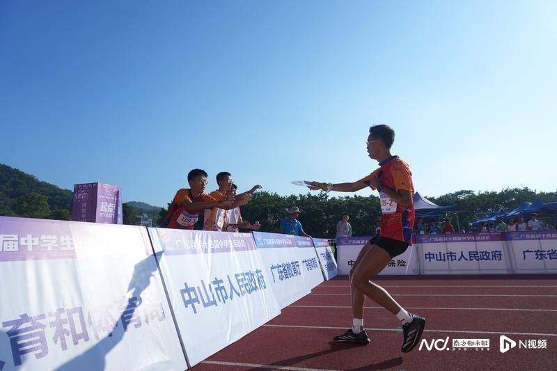 再破纪录！中山李依频摘得女子50米自由泳金牌