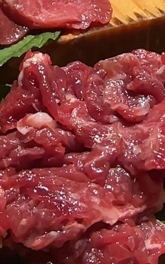 “女子用餐称生牛肉上爬蛆虫”最新进展：涉事火锅门店被立案调查责令整改