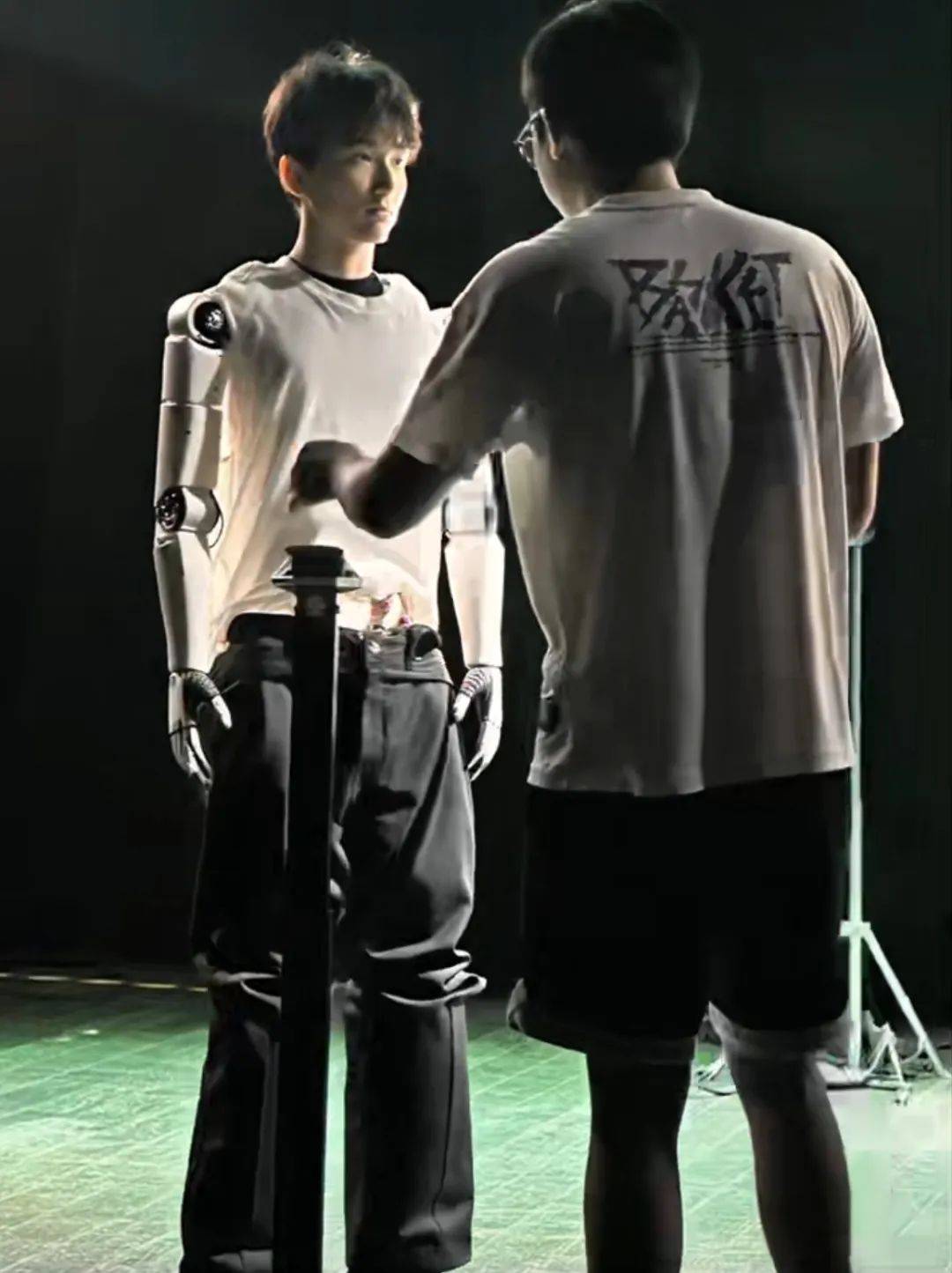 全国首位机器人博士生上戏入学记——专访“学霸01”及其导师杨青青