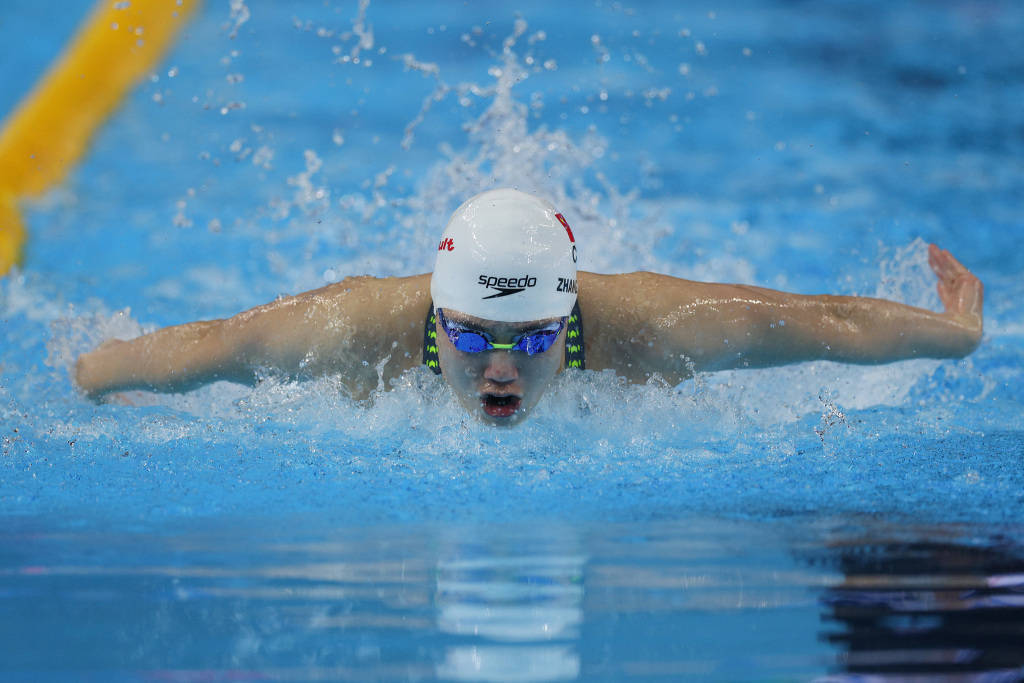世锦赛女子100米蝶泳决赛，张雨霏0.14秒之差无缘奖牌