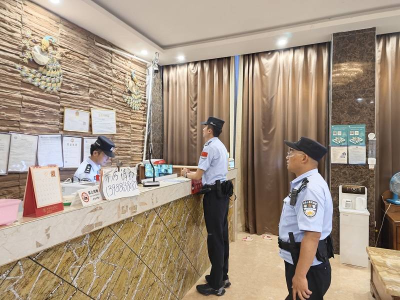 云南怒江：上江边境派出所组织开展夜间集中清查行动