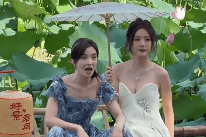 女演员穿长裙叉开腿坐，被提醒坐姿不雅，当场霸气回怼，引发热议