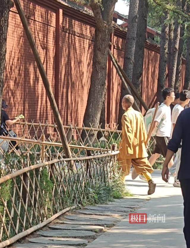 印乐方丈管理下的白马寺：僧人顶着高温种地，义工称寺里秉承农禅并重