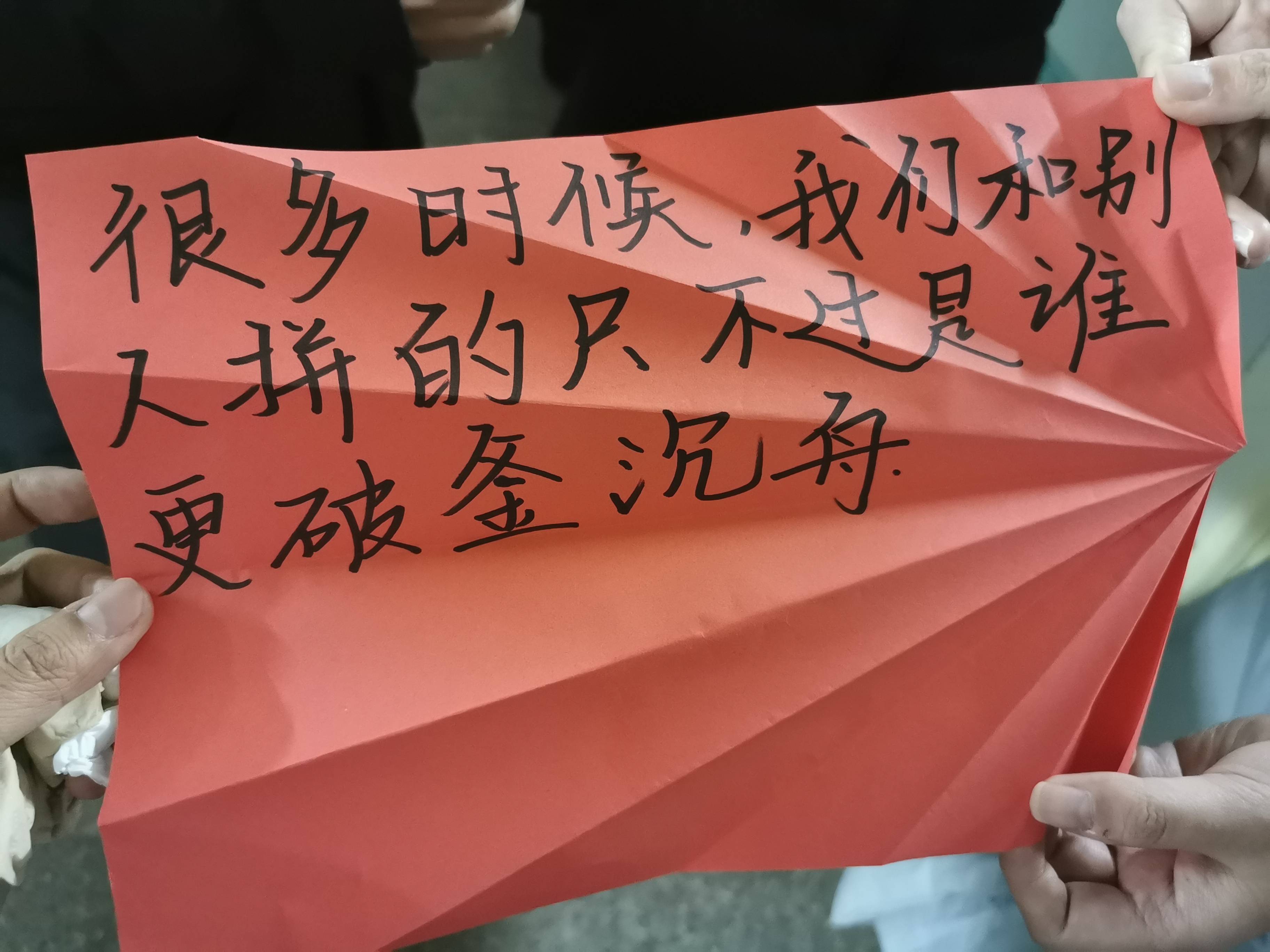 港大女博士放弃985回甘肃,研究县城“失败者”