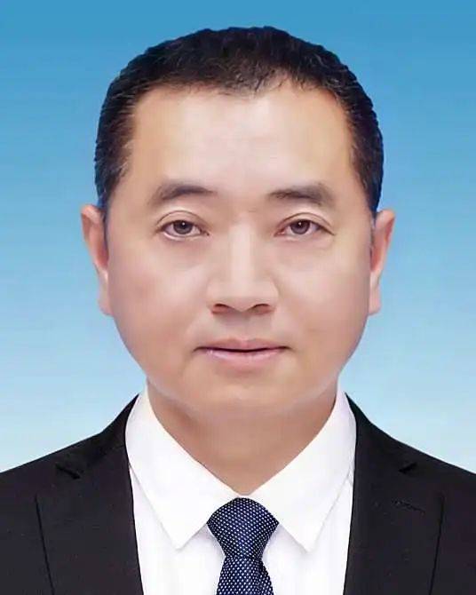 作为“一把手”，他经常在上班时间外出打牌