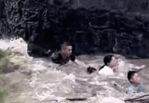 杭州4人下江堤被潮水卷走，路人狂喊“抓树枝”，网友拍下惊险一幕