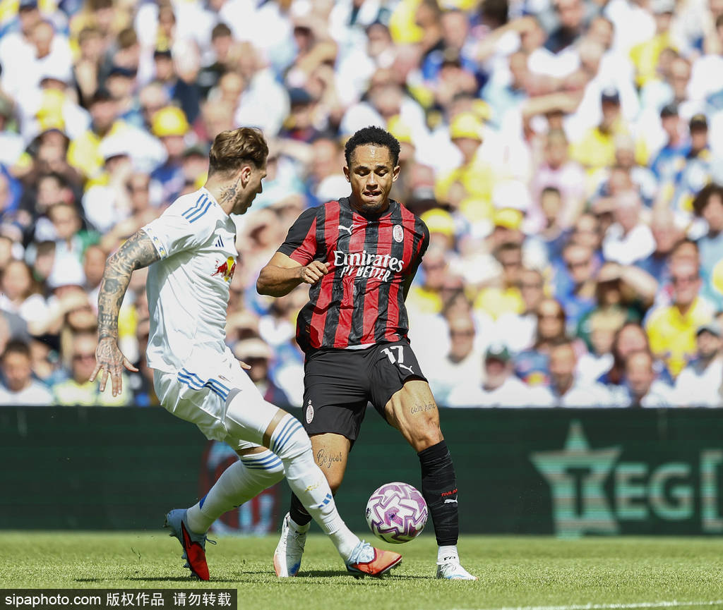 利兹联与奥卡福达成一致，米兰仍在权衡出售决定：转会市场的博弈与未来展望