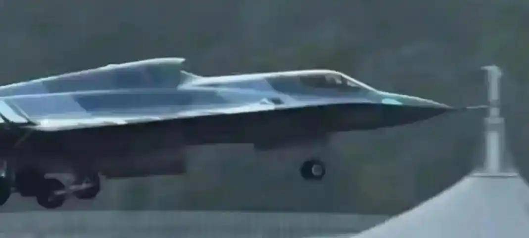 战斗机越造越庞大，歼 - 45 超大个头造型前卫，恰似 “空中巨无霸”