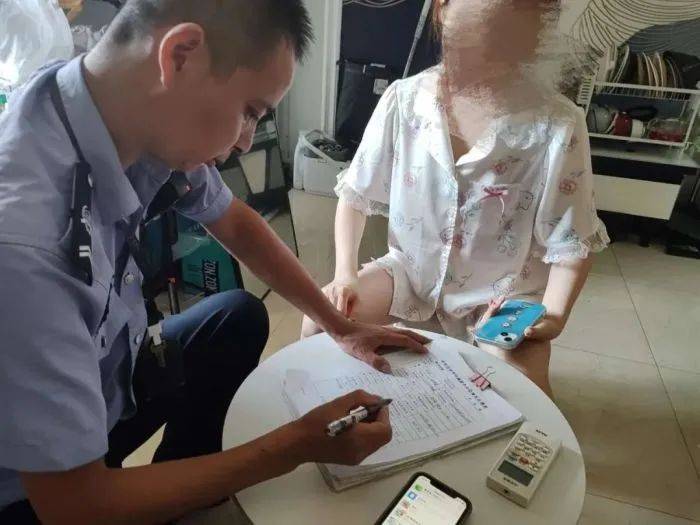 28岁女儿没对象，阿姨急得在公园贴征婚广告！结果民警找上了门