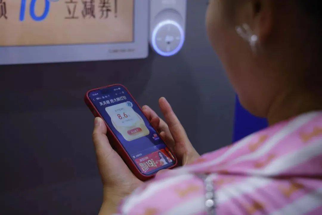 广东多个小区电梯出现“碰一下”，薅羊毛还是薅隐私？