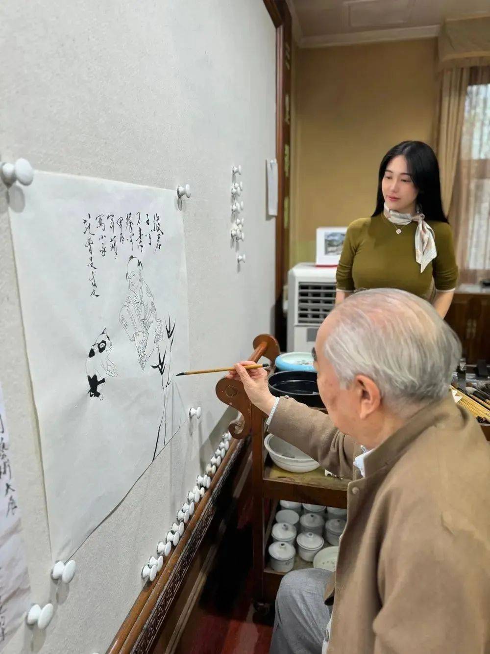 87岁书画大师范曾被娇妻带走失联？公司账号回复称“谣言”