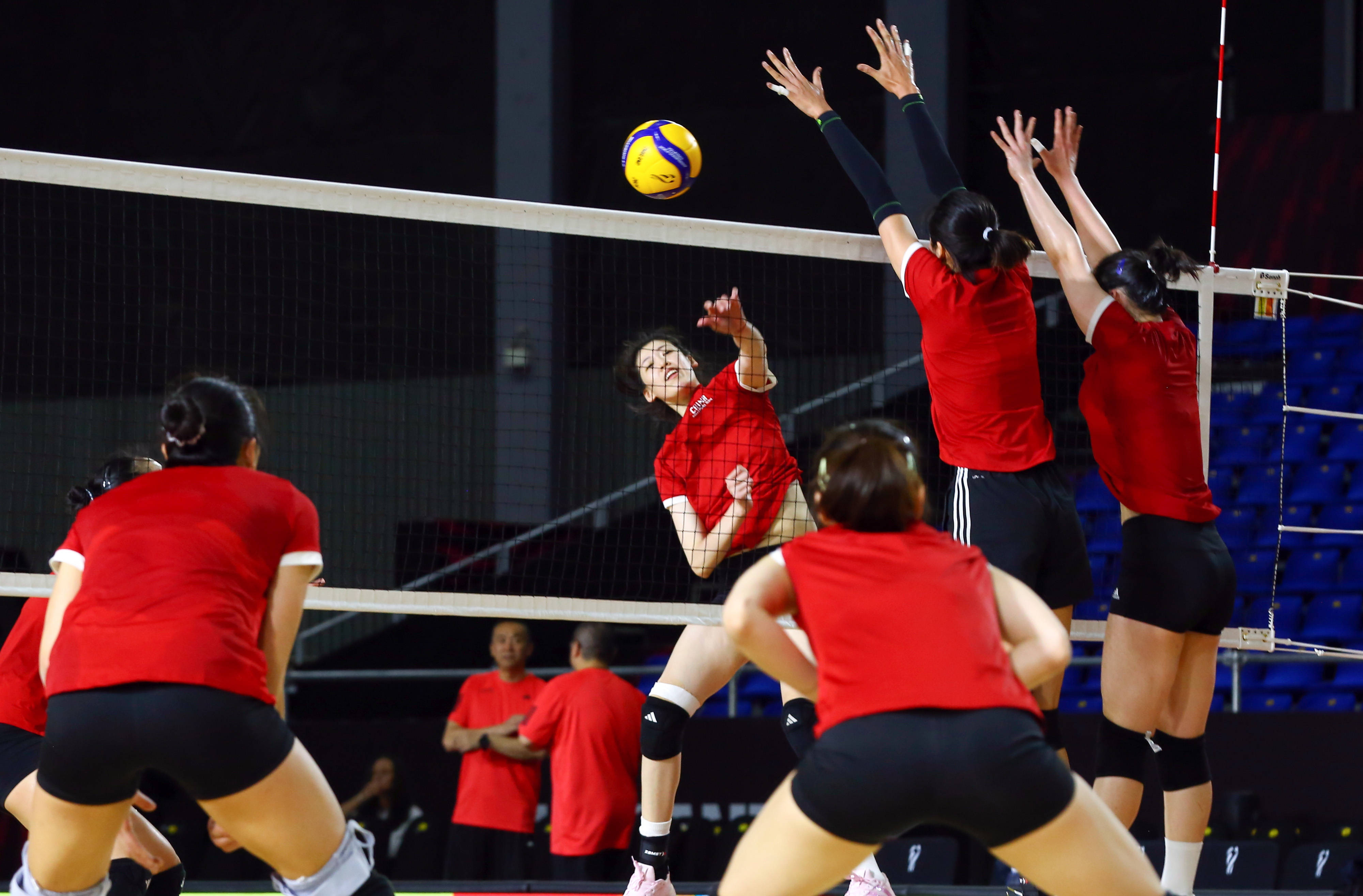 (体育)排球——女排世锦赛:中国队进行赛前训练