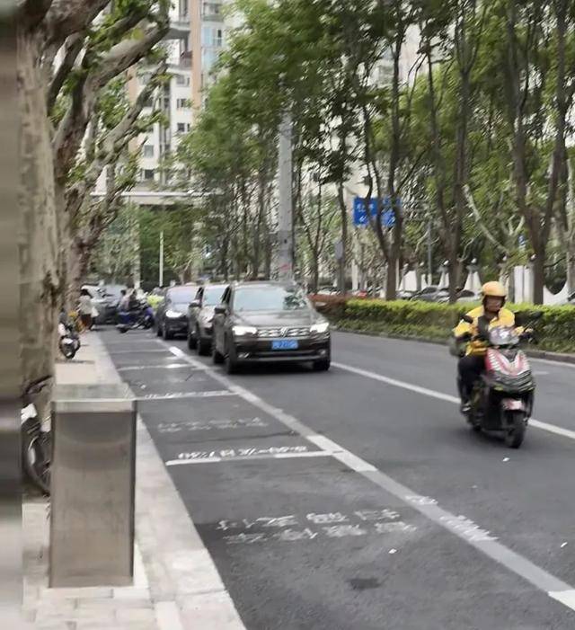 上海市民吐槽：路边停车让后排人下车，仅12秒也被收费！本该更便民的智慧停车，为何遭受质疑？