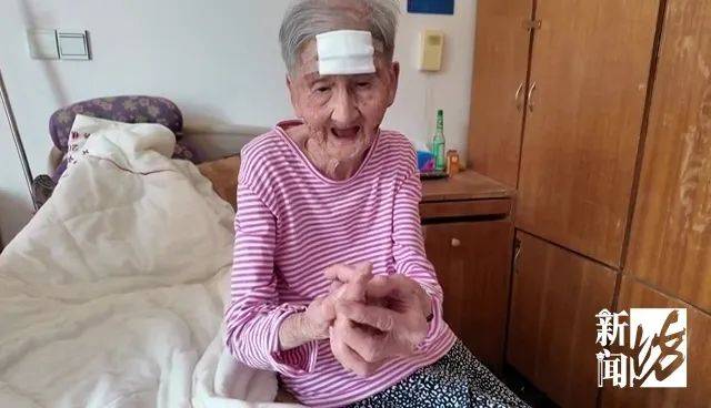 太狠了！98岁阿婆拿起剪刀，对准自已一刀下去…后果很严重！
