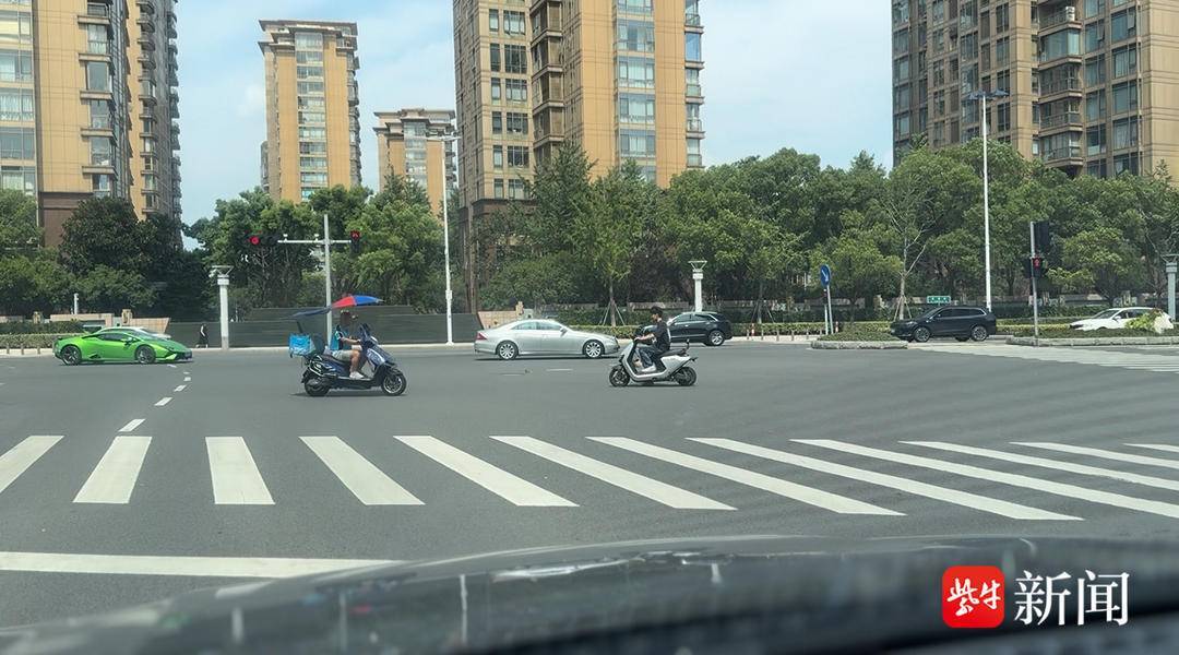 苏州工业园区多辆无牌电动摩托车深夜飙车，交警部门工作人员回应：已部署专项治理