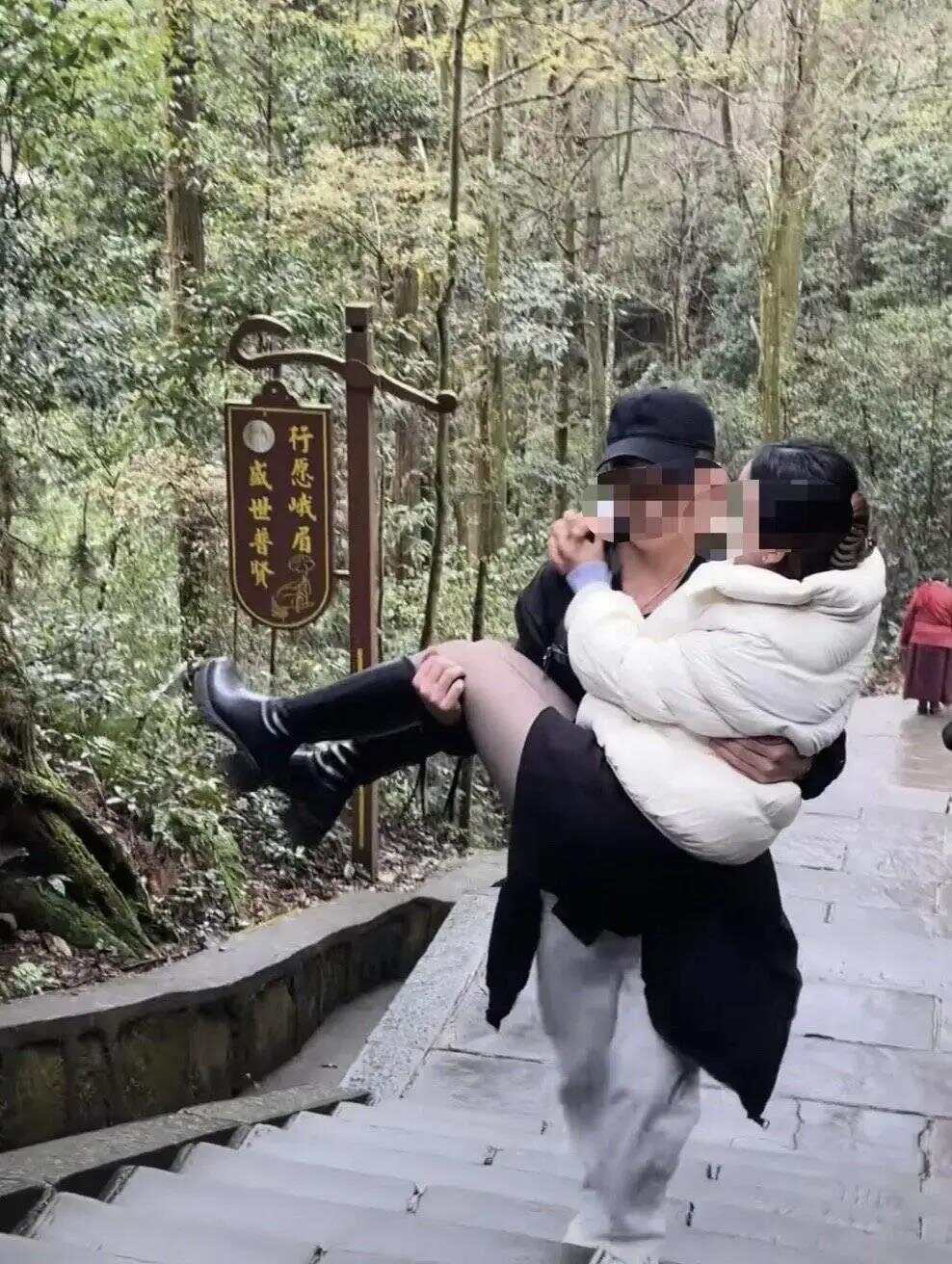 “陪爬”兴起，不少网友质疑过度的肢体接触，有“擦边”之嫌！服务边界不能模糊