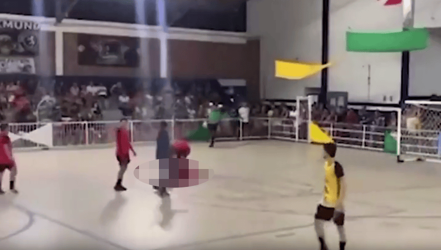 巴西门将点球大战扑出一球后死亡：用胸部挡住点球，起身走几步后突然倒地