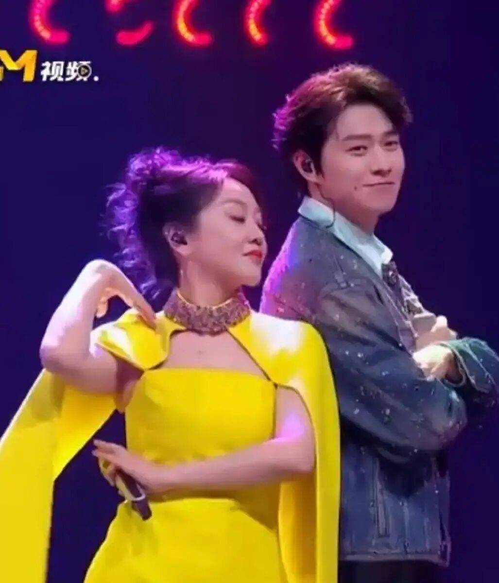 闫妮微醺式演唱再上热搜！35岁爆红后速成大满贯视后，她是松弛美学的代言人