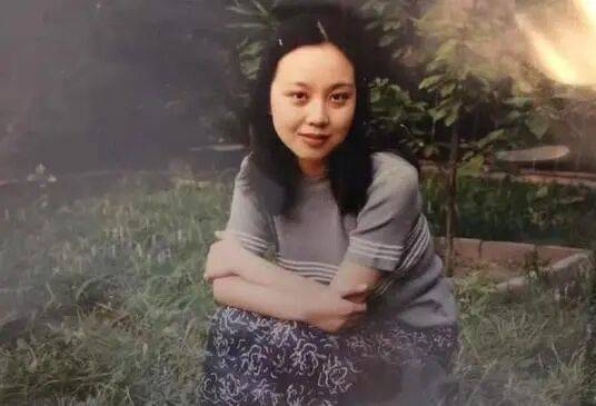 闫妮微醺式演唱再上热搜！35岁爆红后速成大满贯视后，她是松弛美学的代言人