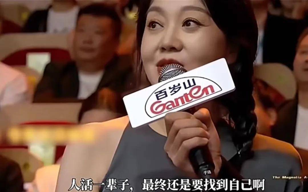 闫妮微醺式演唱再上热搜！35岁爆红后速成大满贯视后，她是松弛美学的代言人