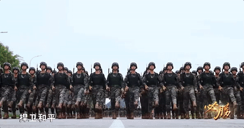 首次披露！九三阅兵刺刀全开刃！