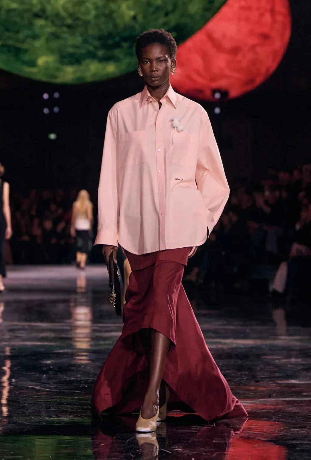 周迅、窦靖童、刘雯、井柏然同框围观香奈儿的新秘密