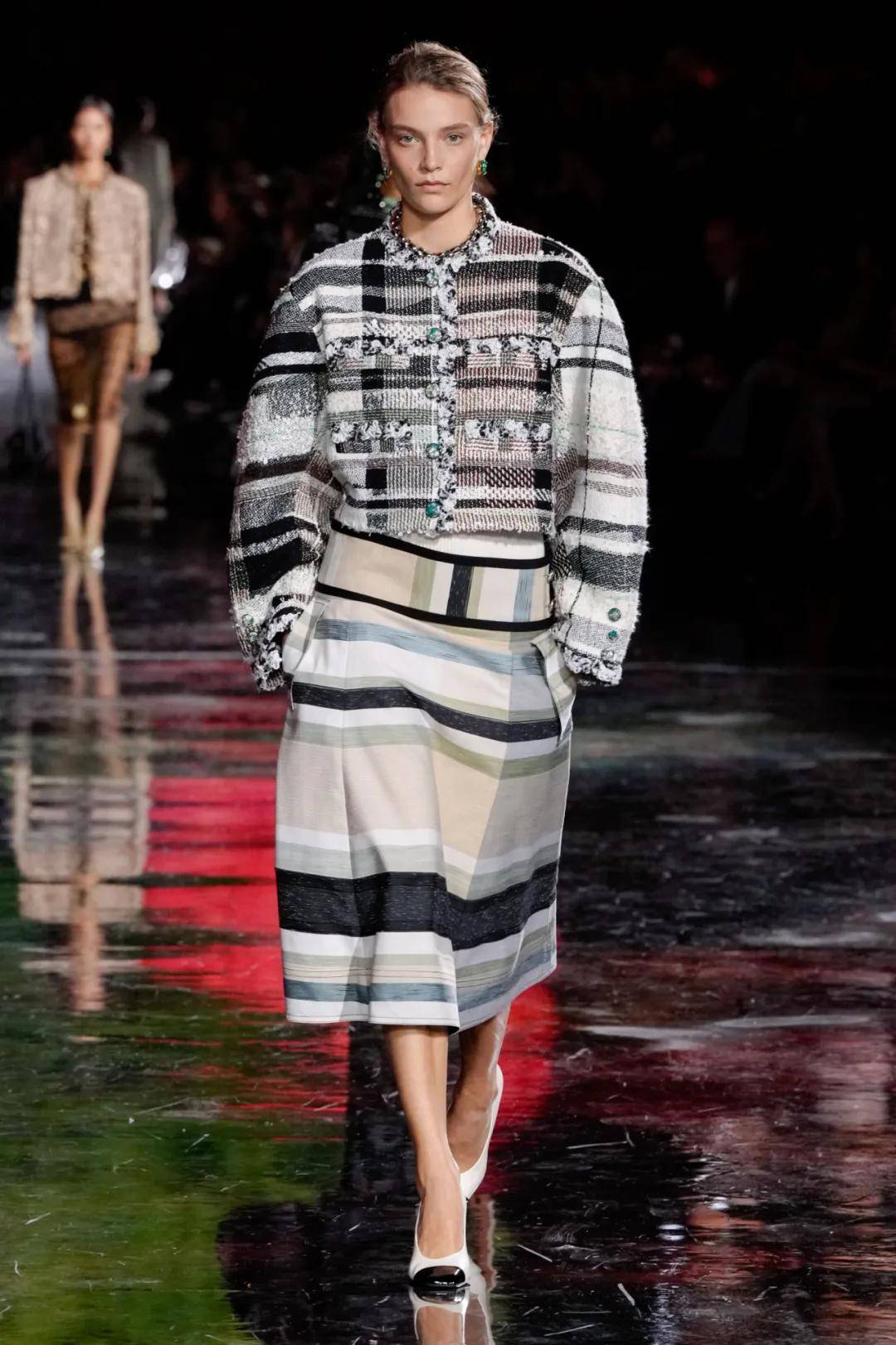 周迅、窦靖童、刘雯、井柏然同框围观香奈儿的新秘密