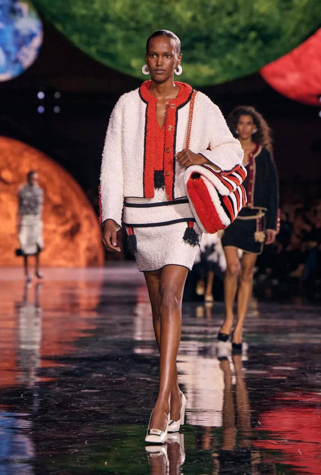 周迅、窦靖童、刘雯、井柏然同框围观香奈儿的新秘密